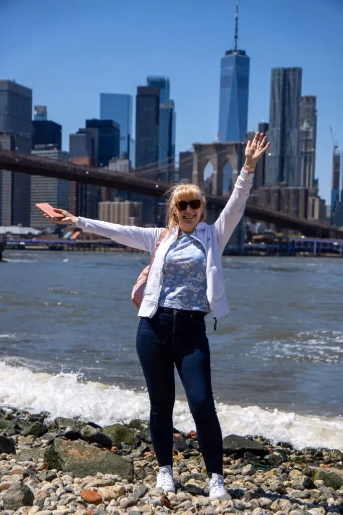 Geraldine decorating a cake in her bakehouse kitchen